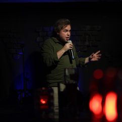 Tommy Zwartjes in de comedyclub van Haarlem